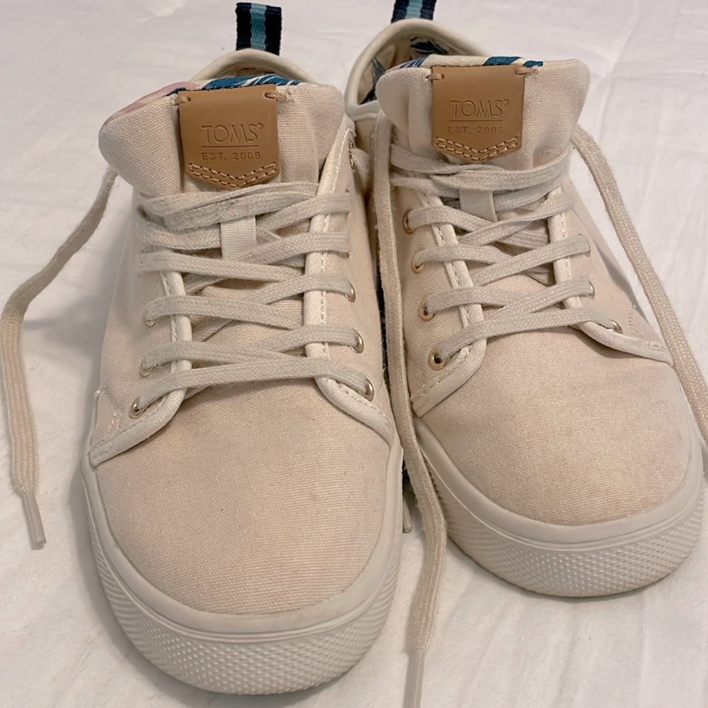 Women’s TOMs cloth sneakers